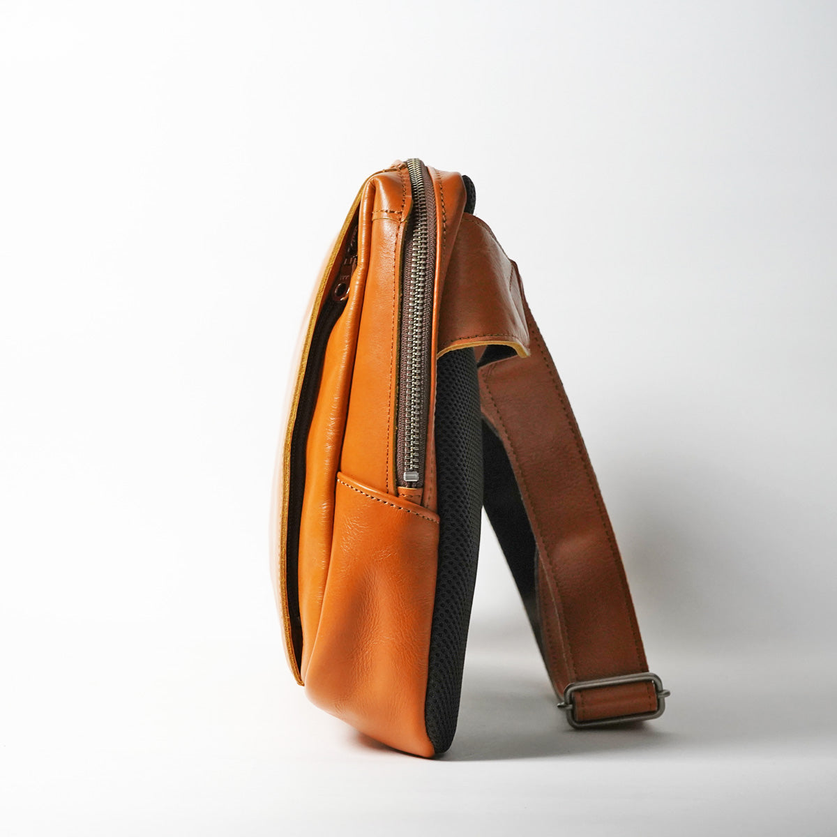 SLANTING -Slanting- Horizontal Body Bag KOT1012