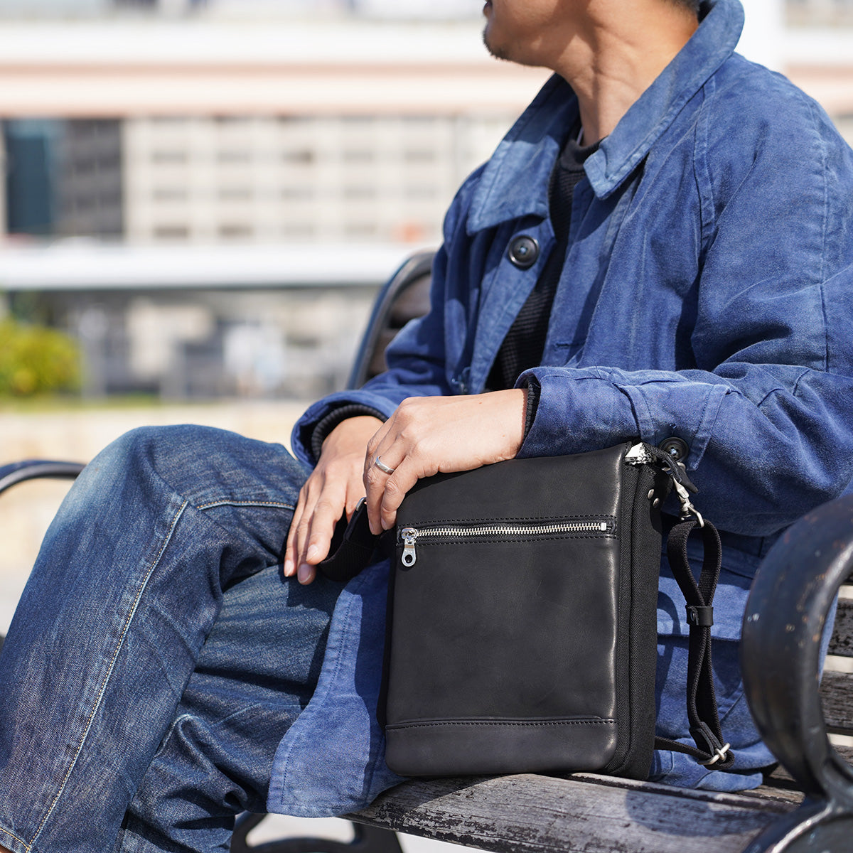 Glove Leather Vertical Shoulder Bag YNM232