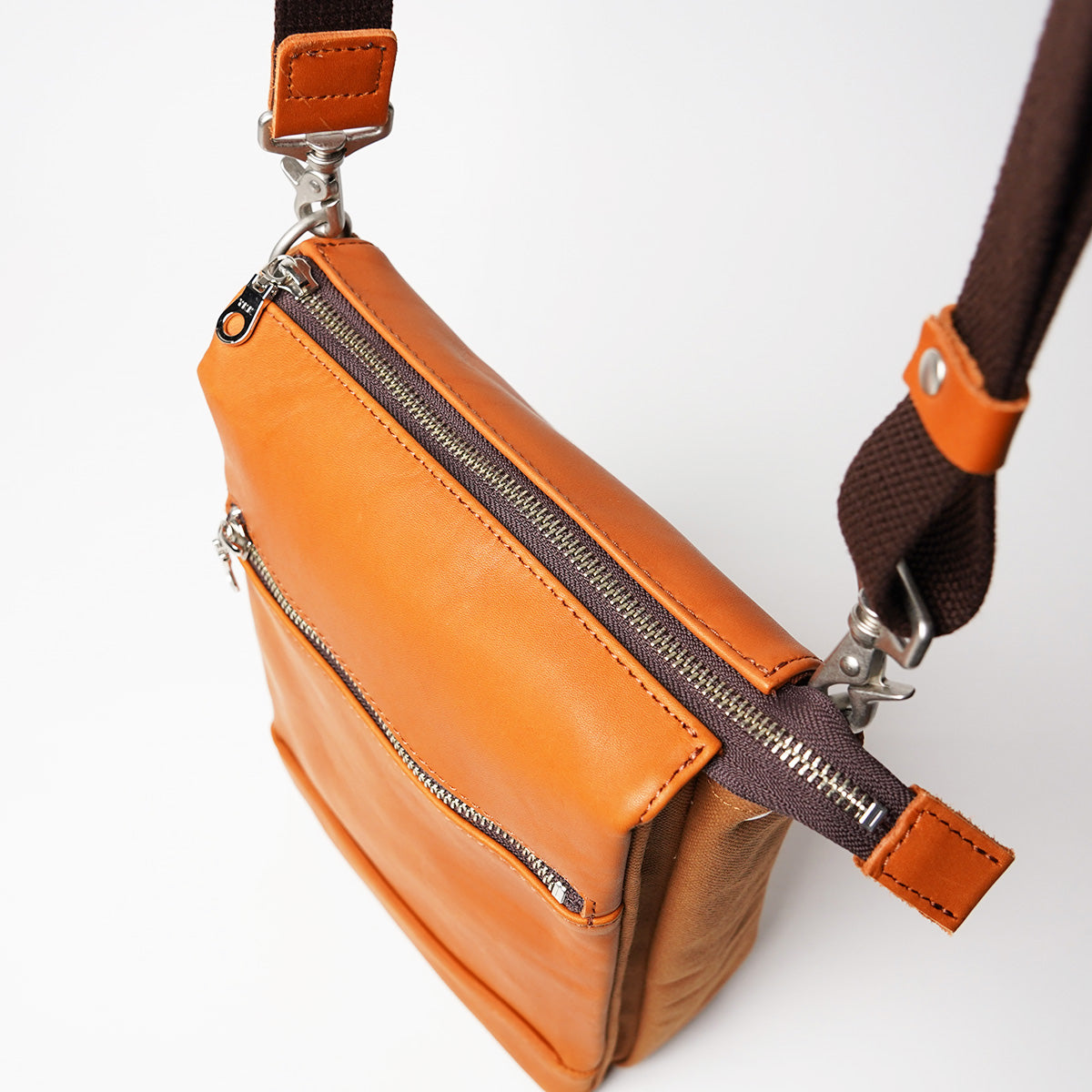 Glove Leather Vertical Shoulder Bag YNM232
